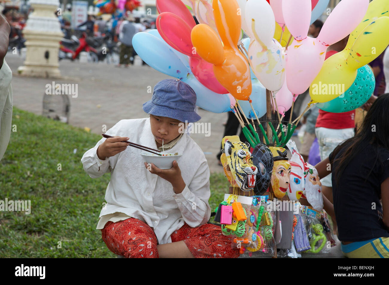 Cambogia domenica a Phnom Penh. Mongolfiere e maschera venditore mangiare tagliatelle. Fotografia di SEAN SPRAGUE 2008 Foto Stock