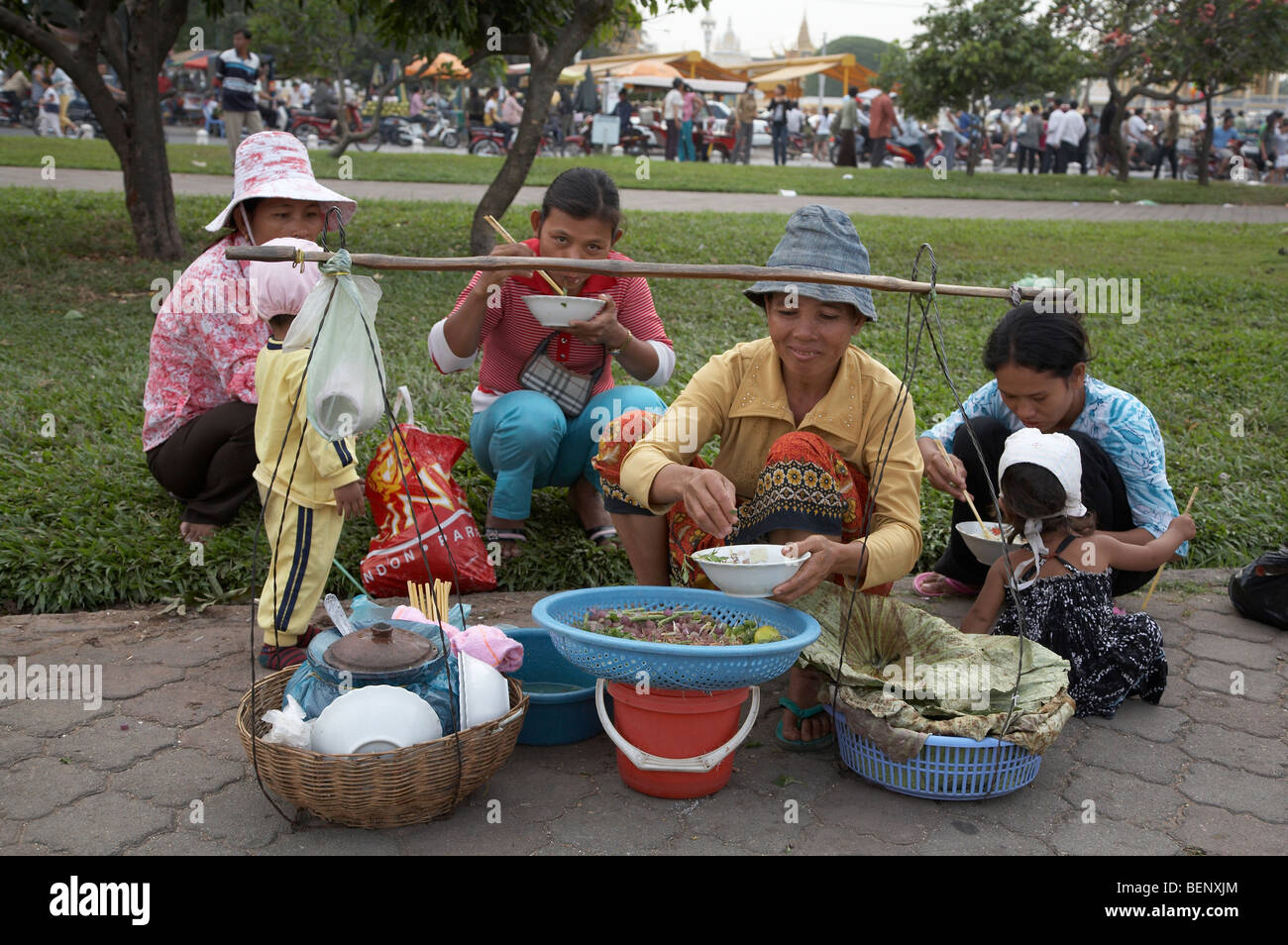 Cambogia folla relax su una Domenica a Phnom Penh. Venditore di cibo. Fotografia di SEAN SPRAGUE 2008 Foto Stock