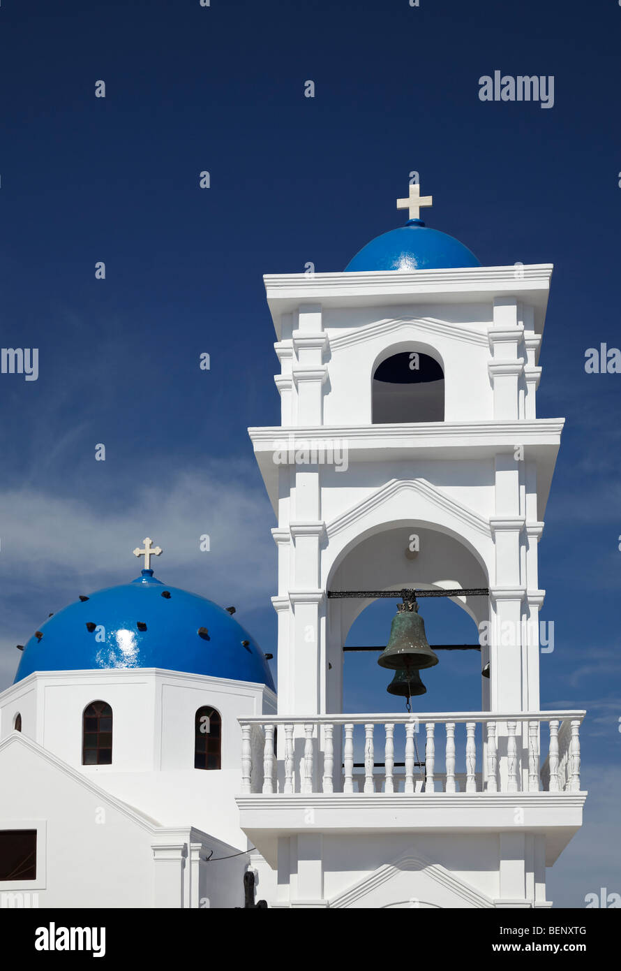 Blu chiesa a cupola e il campanile a torre, Santorini, Cicladi, Grecia Foto Stock