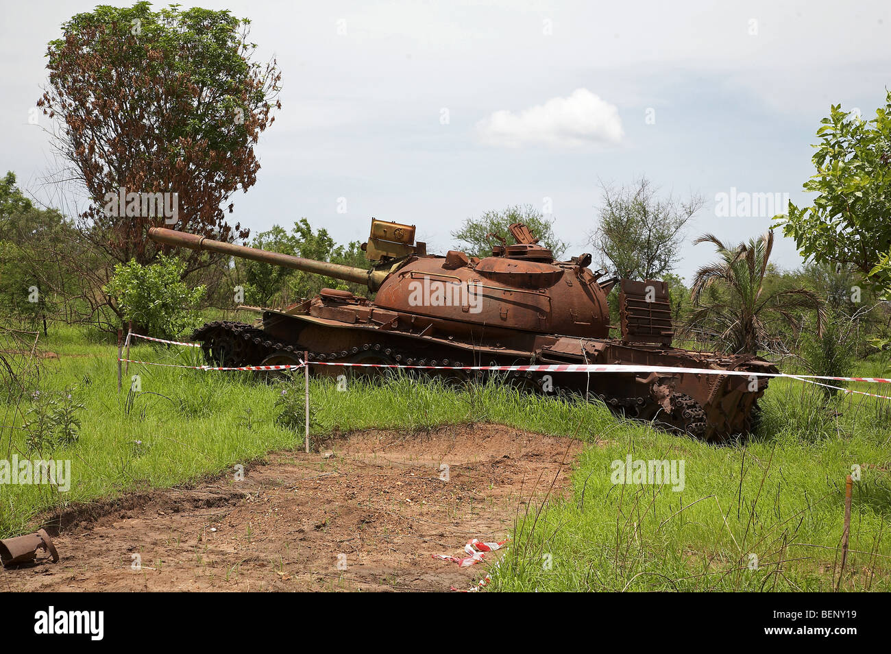 Il SUD SUDAN abbandonato esercito serbatoio su strada tra Juba e Yei. Foto di SEAN SPRAGUE 2008 Foto Stock