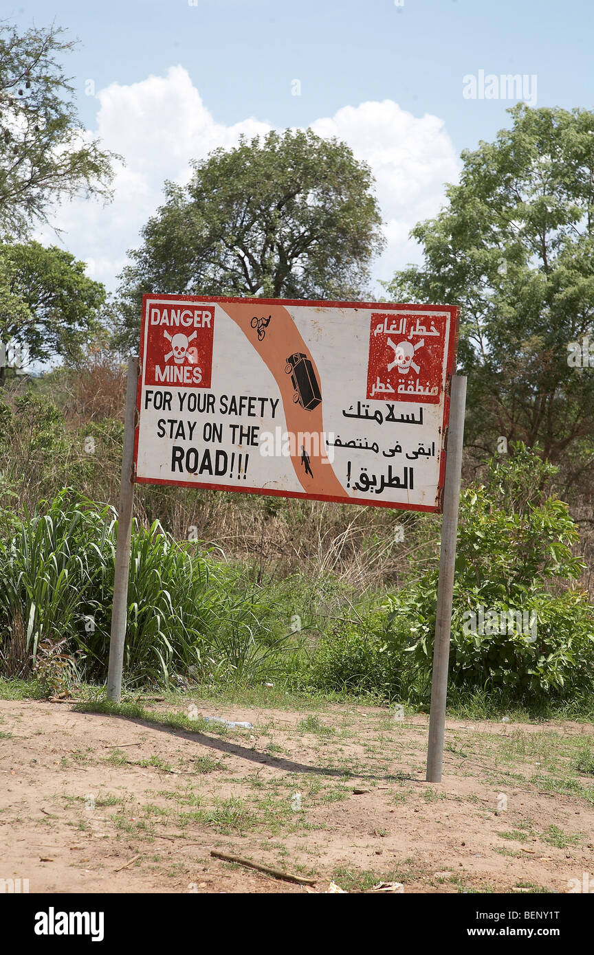 Il SUD SUDAN firmare i driver di avvertimento per rimanere sulla strada o che essi potrebbero incontrare le mine terrestri. Foto di SEAN SPRAGUE 2008 Foto Stock