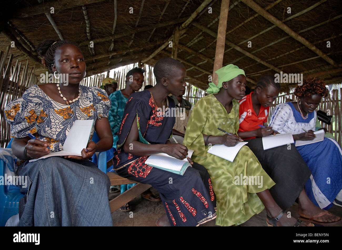 Il SUD SUDAN Loka associazione femminile. Le espressioni di concentrato di donne a un livello di alfabetizzazione degli adulti di classe. Foto Stock