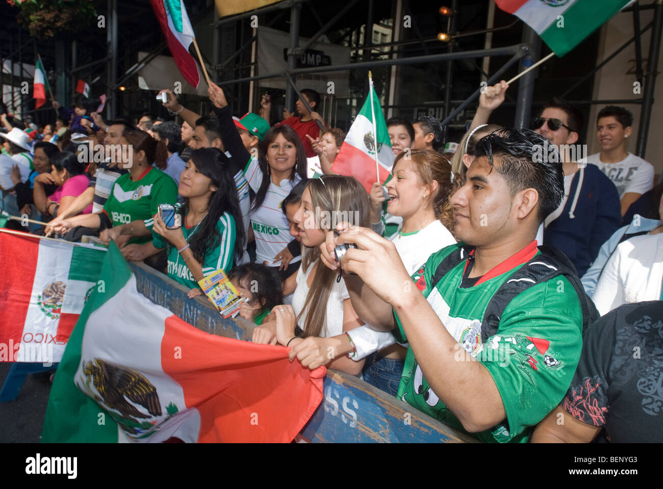 Mexican-Americans raccogliere su Madison Avenue a New York per l annuale il giorno dell indipendenza messicana Parade Foto Stock