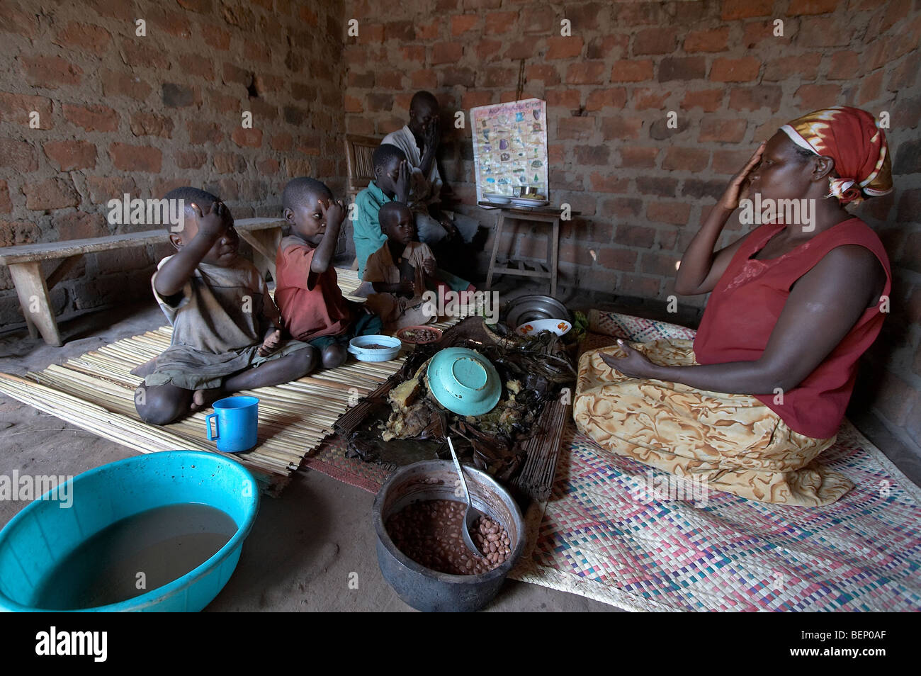UGANDA famiglia mangiare pasto a casa Foto Stock