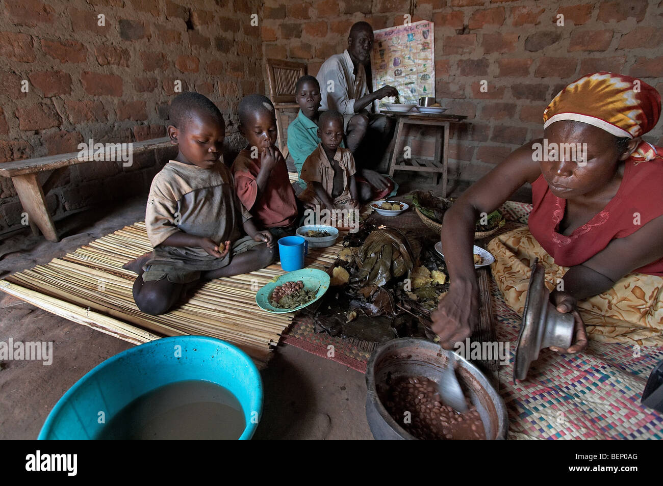 UGANDA famiglia mangiare pasto a casa Foto Stock