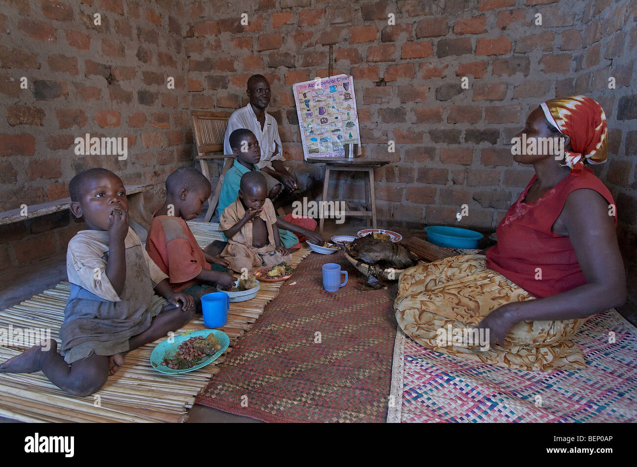 UGANDA famiglia mangiare il pranzo a casa Foto Stock