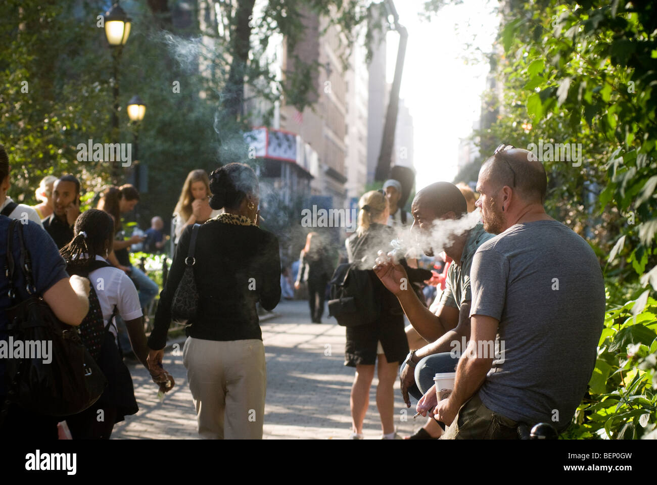 I fumatori in Union Square Park a New York Foto Stock