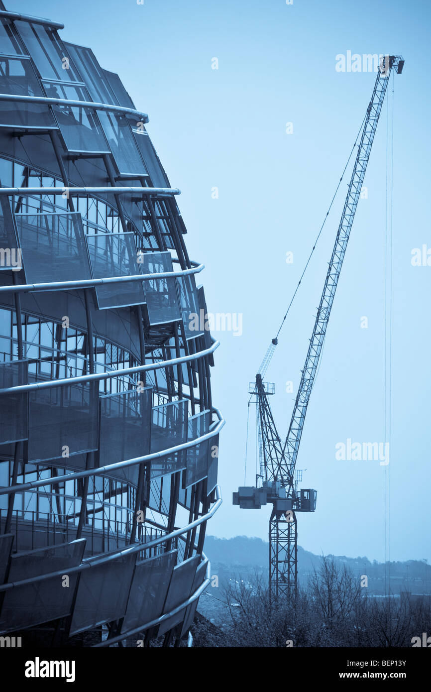 Immagine monocromatica di scheletro di edificio moderno rimpicciolendo una simile struttura scheletrica gru a torre, immagine è stata tonica Foto Stock