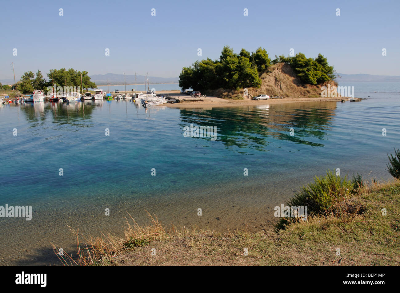 Il Potidaia entrata sul canale a Nea Potidaia Grecia settentrionale la via navigabile di accesso permette tra l'Toronic e Thermaic Golfi Foto Stock