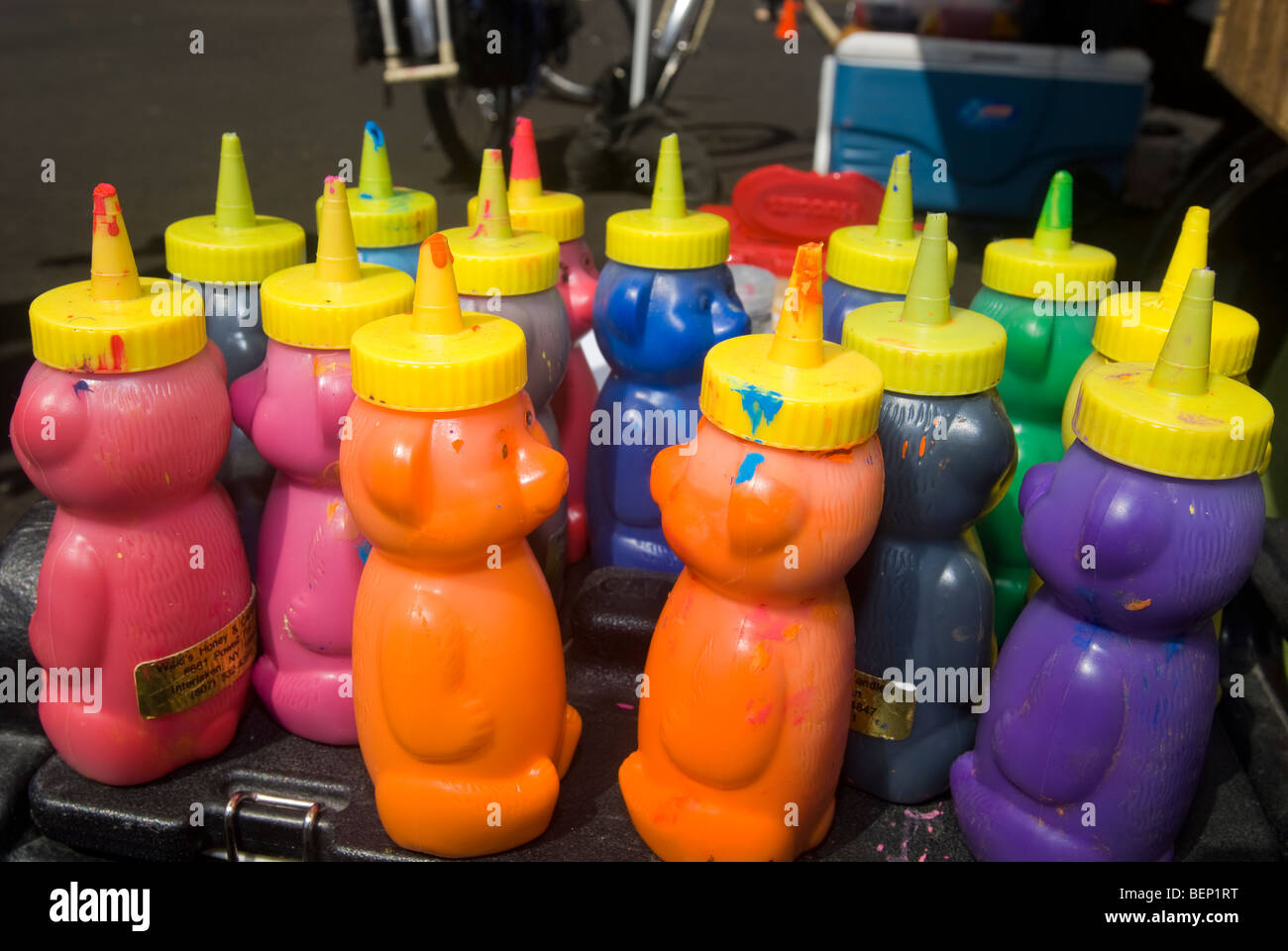 Honey Bear bottiglie riempite con della vernice sono visti domenica 13 settembre, 2009. (© Richard B. Levine) Foto Stock