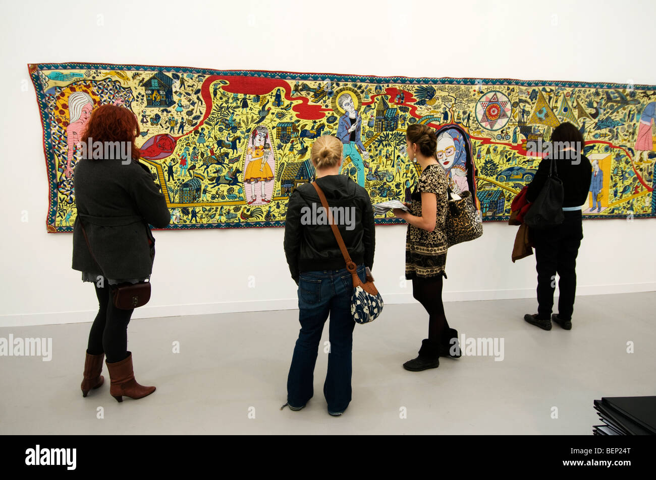 Fregio art fair 2009 Regents Park di Londra. Victoria Miro Gallery. Persone che guardano il Walthamstow arazzo da Grayson Perry Foto Stock