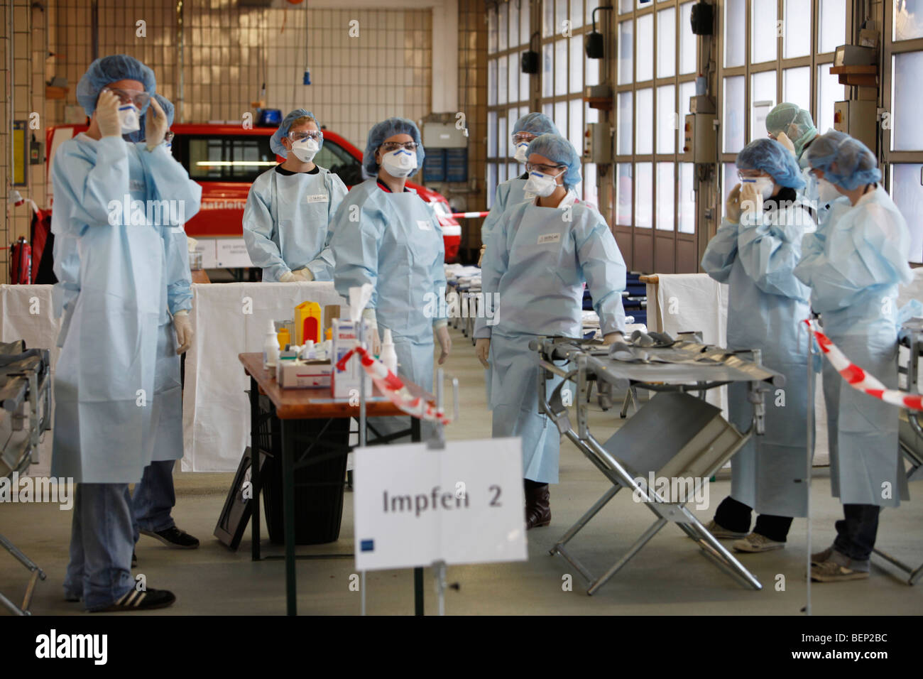 Esercizio di una squadra di vigili del fuoco, la vaccinazione di massa di persone contro un virus, una pandemia di esercizio, Essen, Germania. Foto Stock