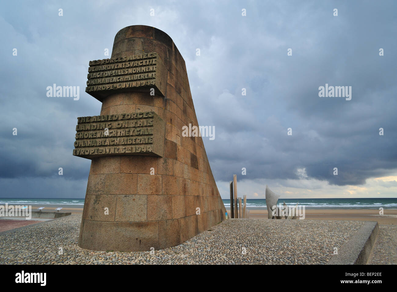 Seconda guerra mondiale due monumento alla spiaggia di Omaha, la scena di WW2 D-Day invasione a Saint-Laurent-sur-Mer, Normandia, Francia Foto Stock