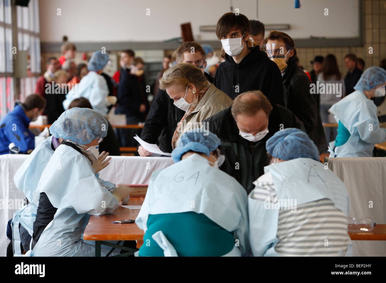 Esercizio di una squadra di vigili del fuoco, la vaccinazione di massa di persone contro un virus, una pandemia di esercizio, Essen, Germania. Foto Stock