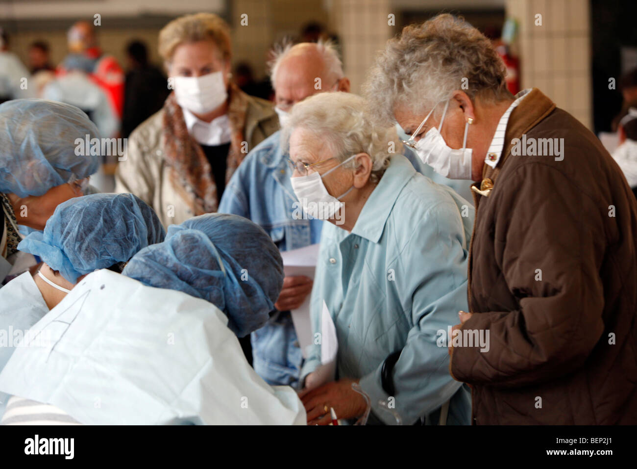 Esercizio di una squadra di vigili del fuoco, la vaccinazione di massa di persone contro un virus, una pandemia di esercizio, Essen, Germania. Foto Stock