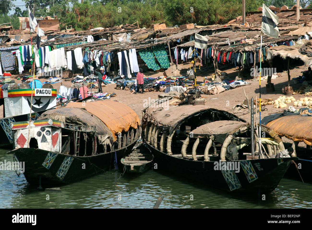 Mercato nel porto di Mopti lungo il Fiume Bani nella parte interna del Delta del Niger, Mali, Africa occidentale Foto Stock