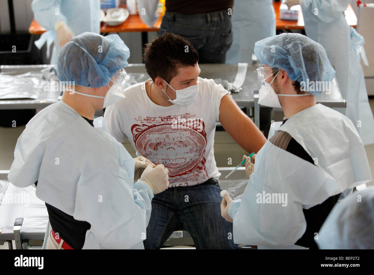 Esercizio di una squadra di vigili del fuoco, la vaccinazione di massa di persone contro un virus, una pandemia di esercizio, Essen, Germania. Foto Stock