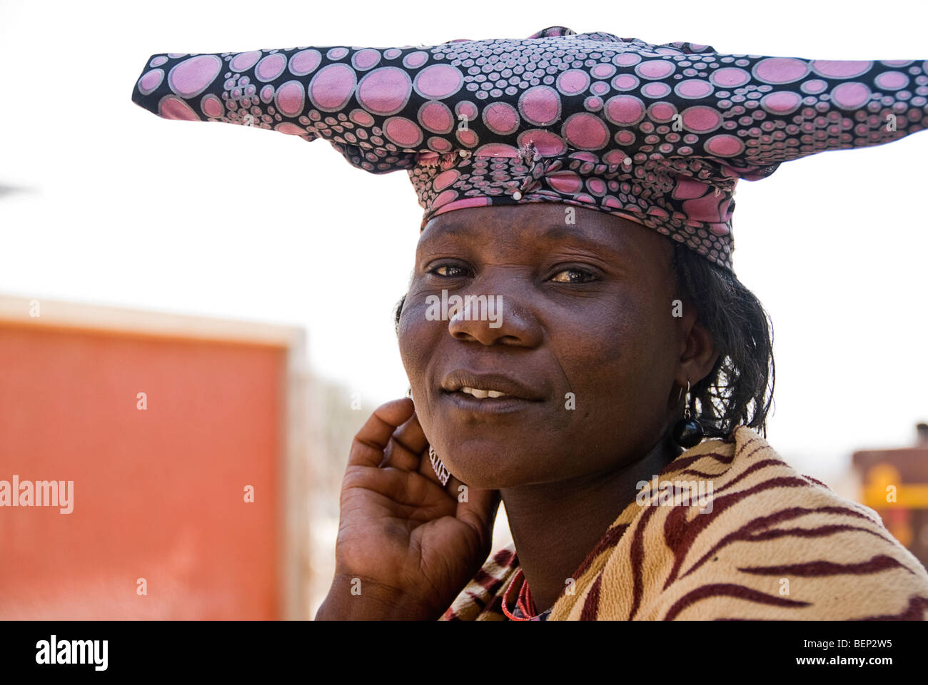 Herero donna in un villaggio vicino a Epupa Falls, Namibia, Africa. Foto Stock