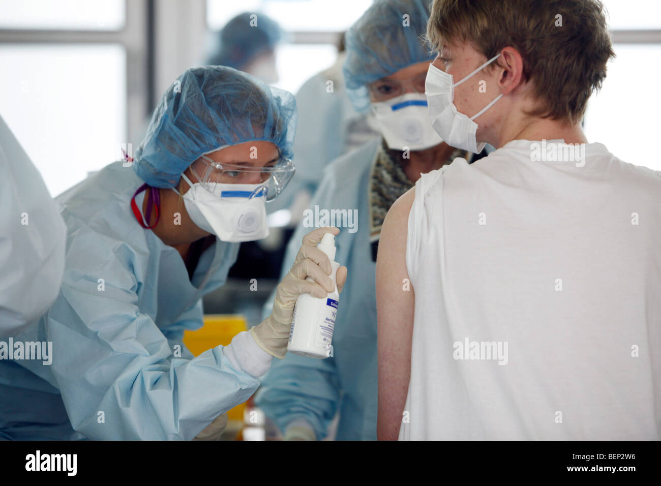 Esercizio di una squadra di vigili del fuoco, la vaccinazione di massa di persone contro un virus, una pandemia di esercizio, Essen, Germania. Foto Stock