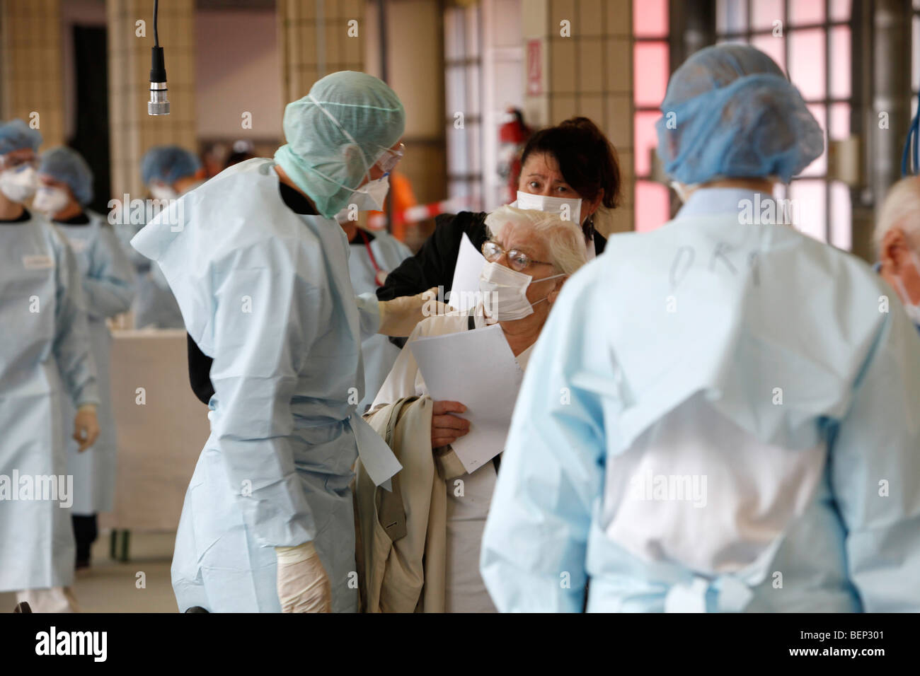 Esercizio di una squadra di vigili del fuoco, la vaccinazione di massa di persone contro un virus, una pandemia di esercizio, Essen, Germania. Foto Stock