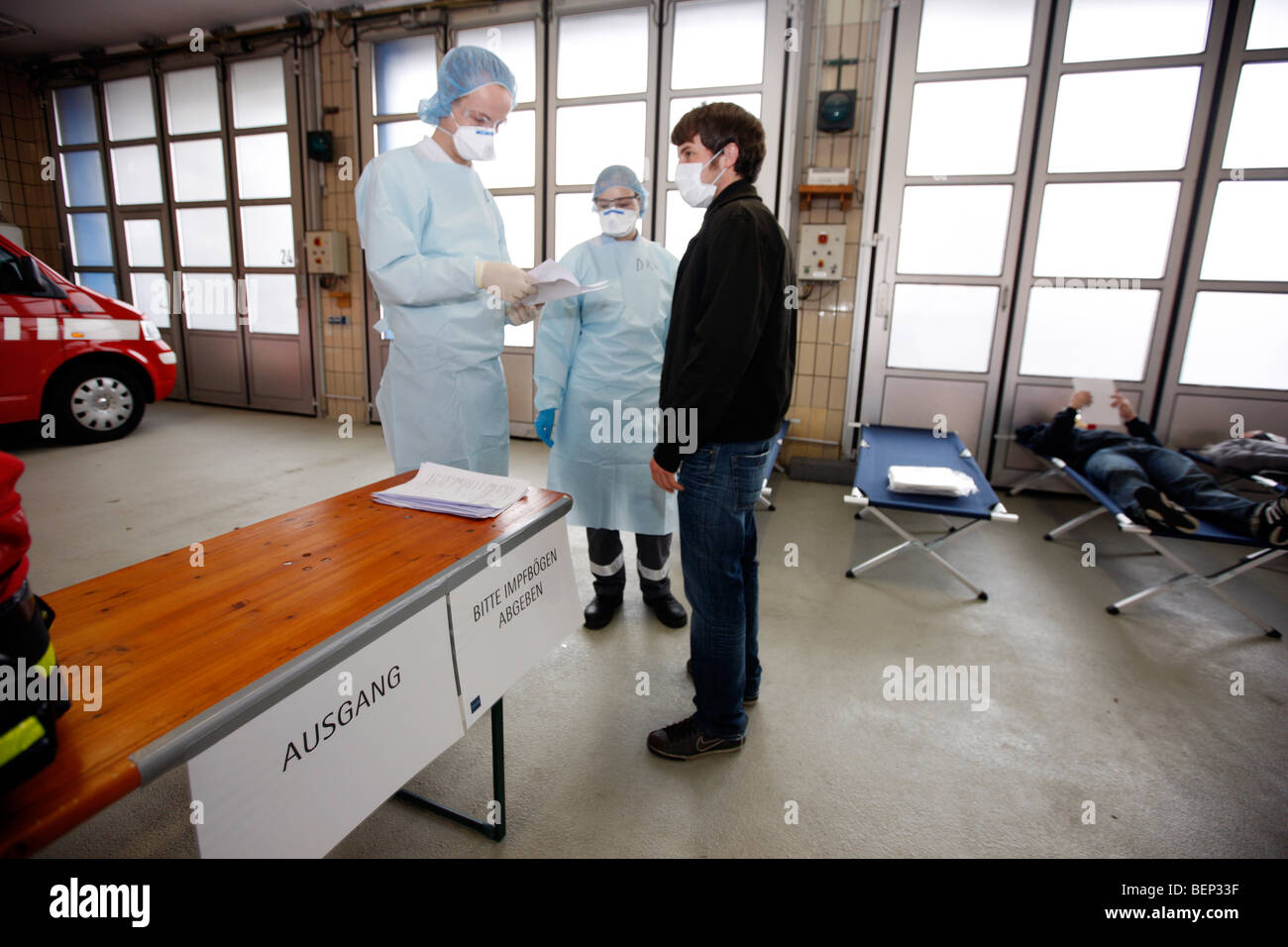 Esercizio di una squadra di vigili del fuoco, la vaccinazione di massa di persone contro un virus, una pandemia di esercizio, Essen, Germania. Foto Stock