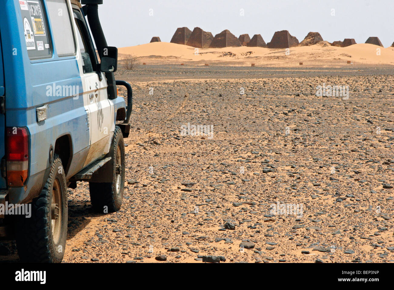 Veicolo a quattro ruote motrici avvicinando le piramidi di Meroe nel deserto sudanese, Sudan, Nord Africa Foto Stock
