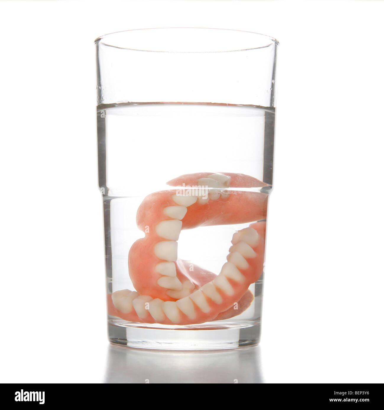 Falso denti aventi una nuotata nelle acque trasparenti del vetro Foto Stock
