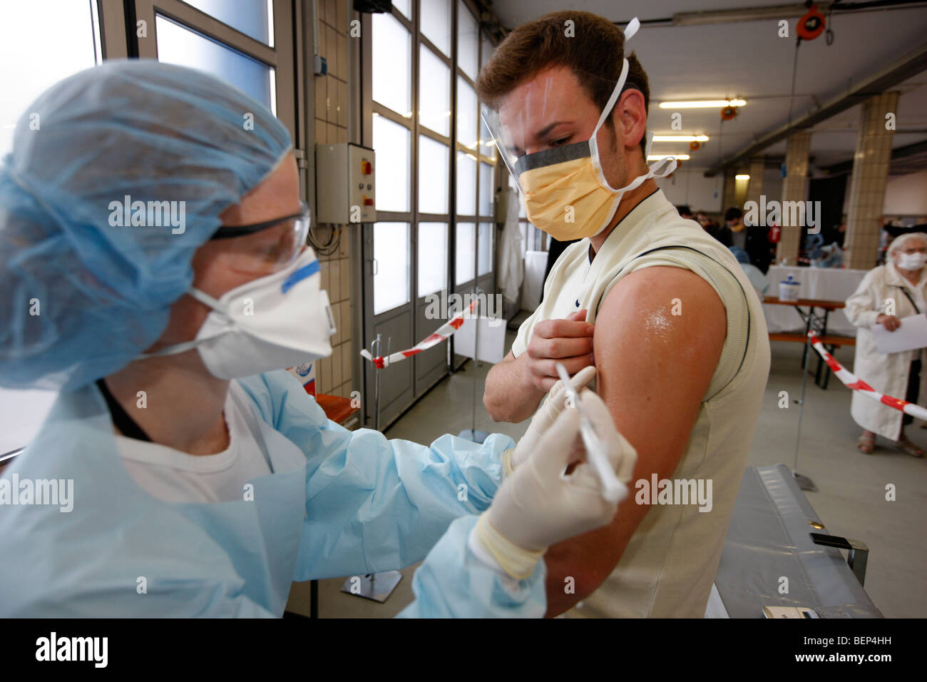 Esercizio di una squadra di vigili del fuoco, la vaccinazione di massa di persone contro un virus, una pandemia di esercizio, Essen, Germania. Foto Stock