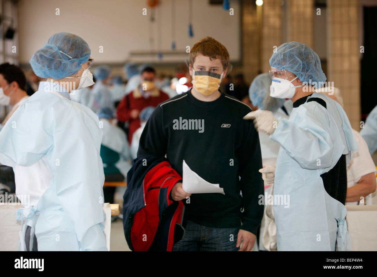 Esercizio di una squadra di vigili del fuoco, la vaccinazione di massa di persone contro un virus, una pandemia di esercizio, Essen, Germania. Foto Stock