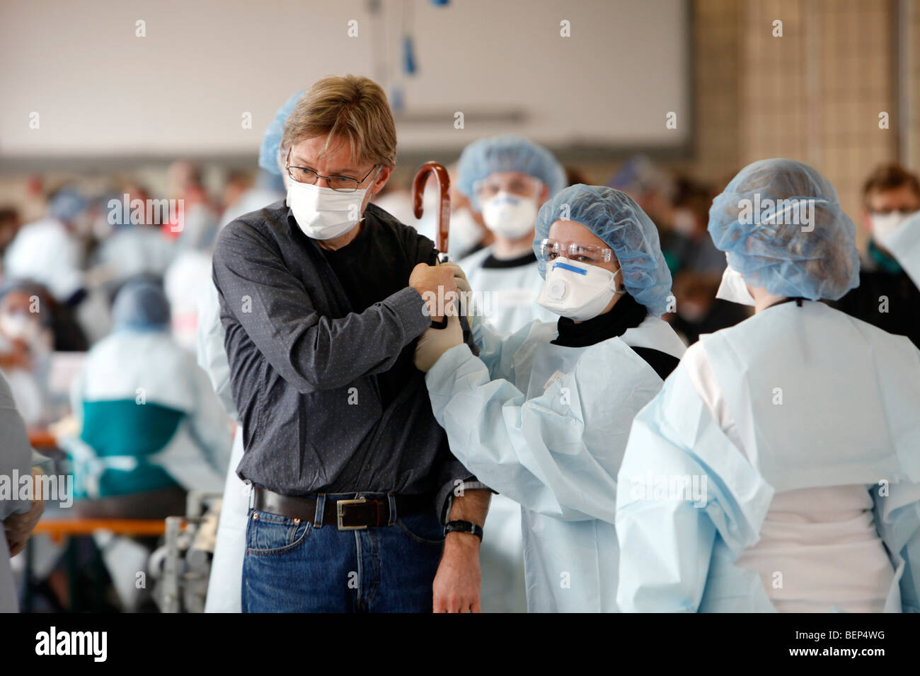 Esercizio di una squadra di vigili del fuoco, la vaccinazione di massa di persone contro un virus, una pandemia di esercizio, Essen, Germania. Foto Stock