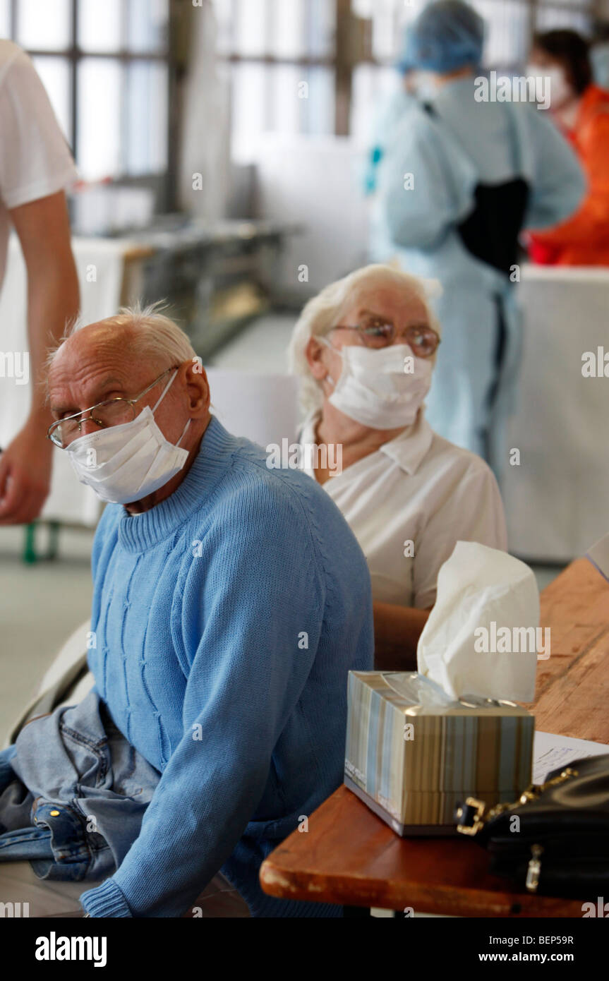 Esercizio di una squadra di vigili del fuoco, la vaccinazione di massa di persone contro un virus, una pandemia di esercizio, Essen, Germania. Foto Stock