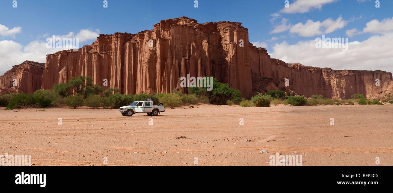 Talampaya National Park, Panorama, la cattedrale, Ranger del Parco e la sua vettura, La Rioja Provincia, Argentina Foto Stock