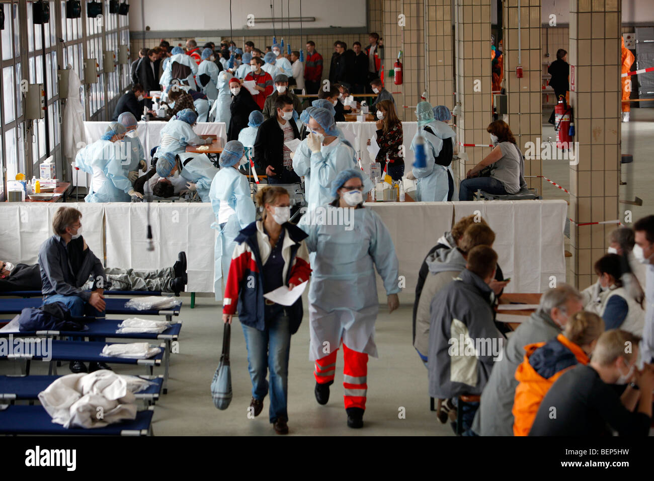 Esercizio di una squadra di vigili del fuoco, la vaccinazione di massa di persone contro un virus, una pandemia di esercizio, Essen, Germania. Foto Stock