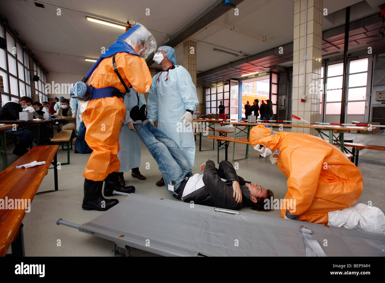 Esercizio di una squadra di vigili del fuoco, la vaccinazione di massa di persone contro un virus, una pandemia di esercizio, Essen, Germania. Foto Stock