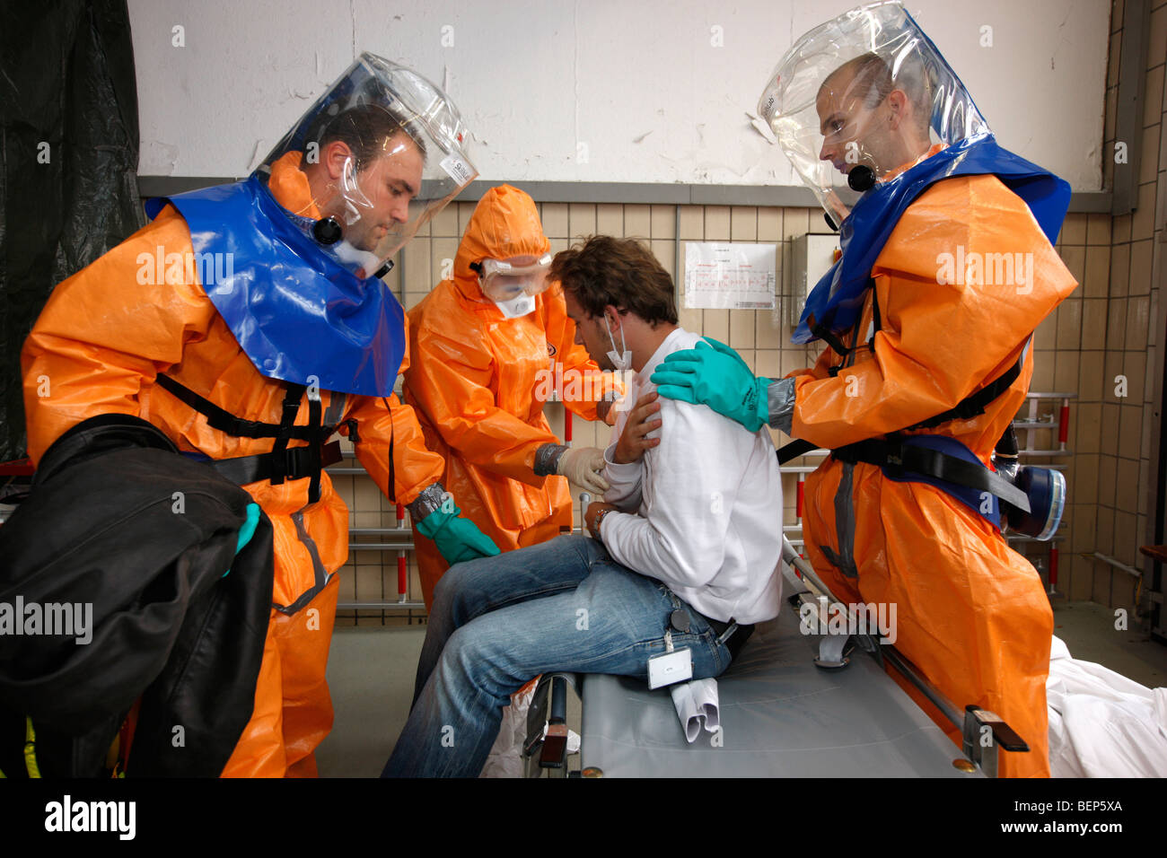 Esercizio di una squadra di vigili del fuoco, la vaccinazione di massa di persone contro un virus, una pandemia di esercizio, Essen, Germania. Foto Stock