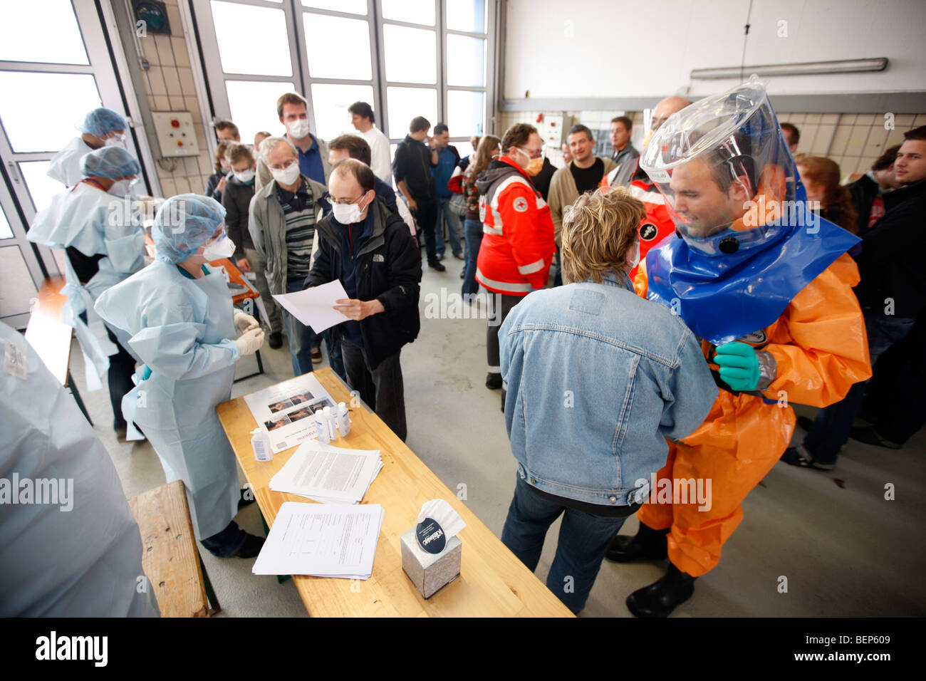 Esercizio di una squadra di vigili del fuoco, la vaccinazione di massa di persone contro un virus, una pandemia di esercizio, Essen, Germania. Foto Stock