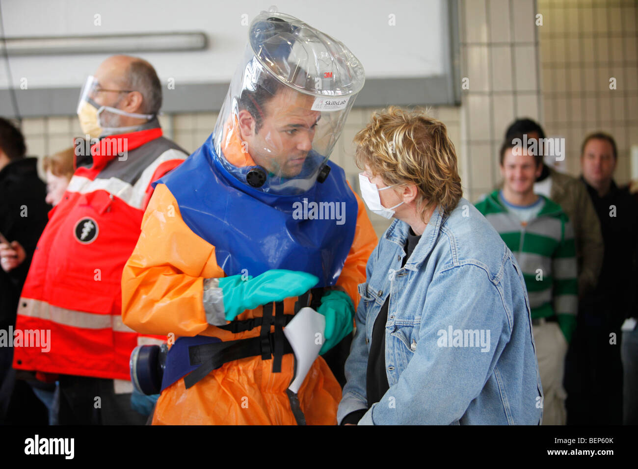 Esercizio di una squadra di vigili del fuoco, la vaccinazione di massa di persone contro un virus, una pandemia di esercizio, Essen, Germania. Foto Stock