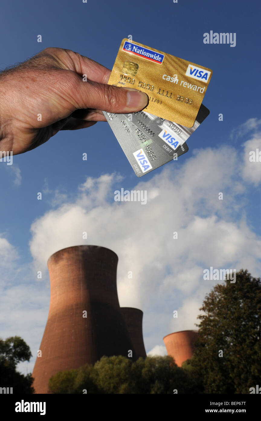 L'energia aumenti di prezzo rappresentato con carte di credito e la stazione di alimentazione Foto Stock