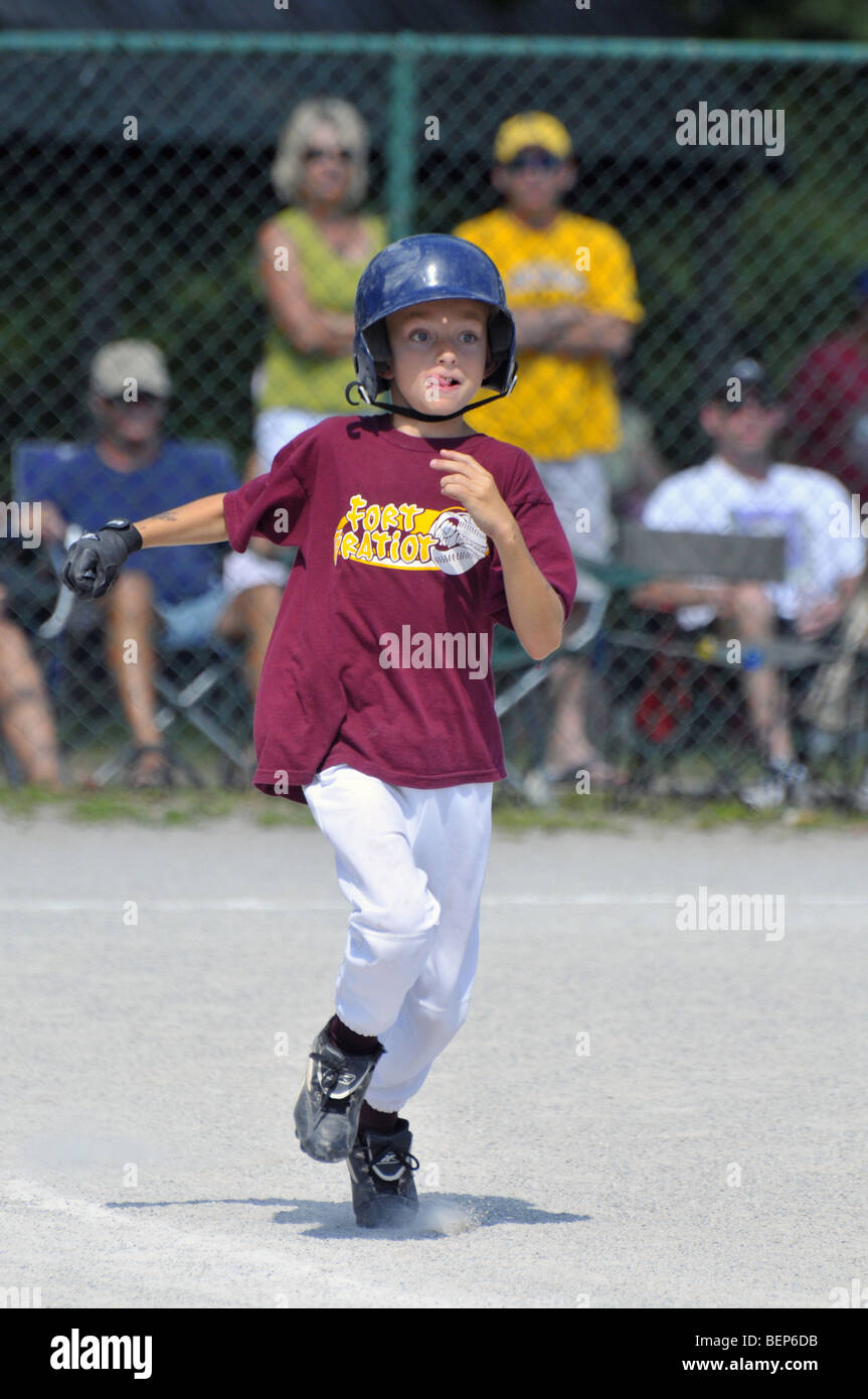 Little League Baseball in azione con 8 e 9 anno di età i giocatori Foto Stock