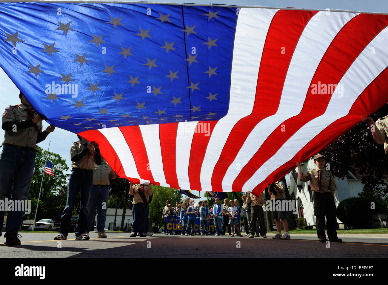 Gli scout portano grandi bandiera americana nel giorno memoriale della sfilata Foto Stock