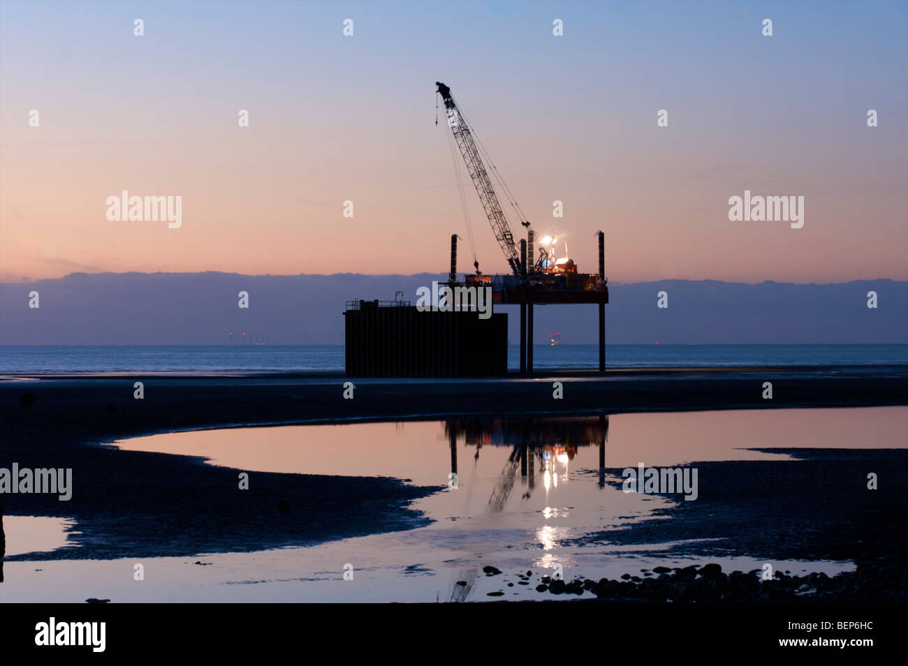 Pipeline di piattaforma di riparazione sulla spiaggia al tramonto Foto Stock