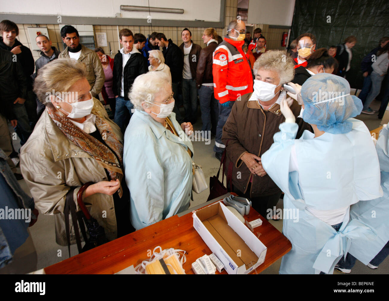 Esercizio di una squadra di vigili del fuoco, la vaccinazione di massa di persone contro un virus, una pandemia di esercizio, Essen, Germania. Foto Stock