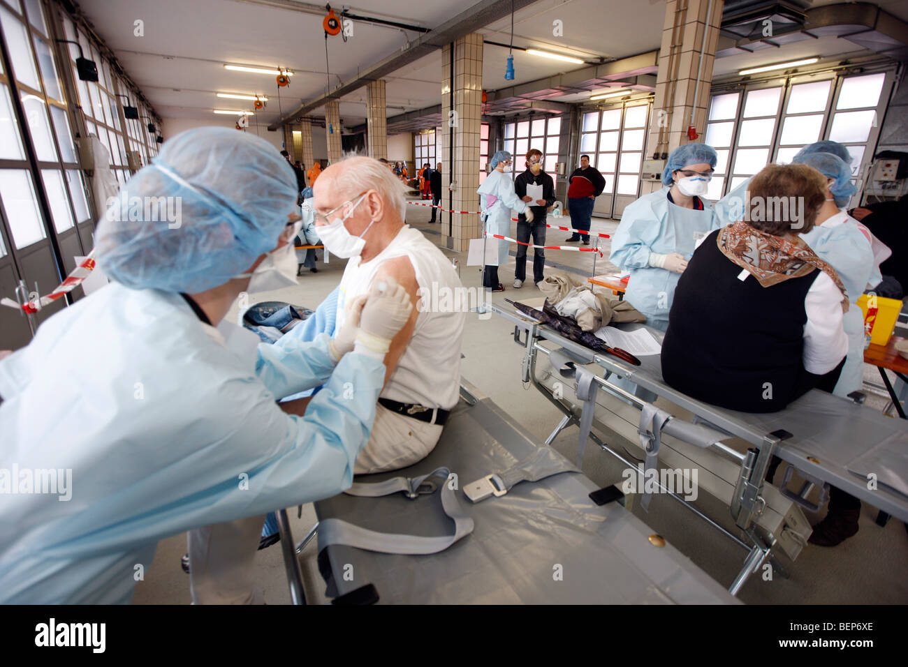 Esercizio di una squadra di vigili del fuoco, la vaccinazione di massa di persone contro un virus, una pandemia di esercizio, Essen, Germania. Foto Stock