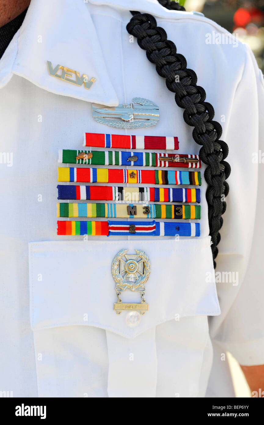 Veterani in uniforme che indossa premi e medaglie marciare in parata Guardia d'onore con bandiere Foto Stock