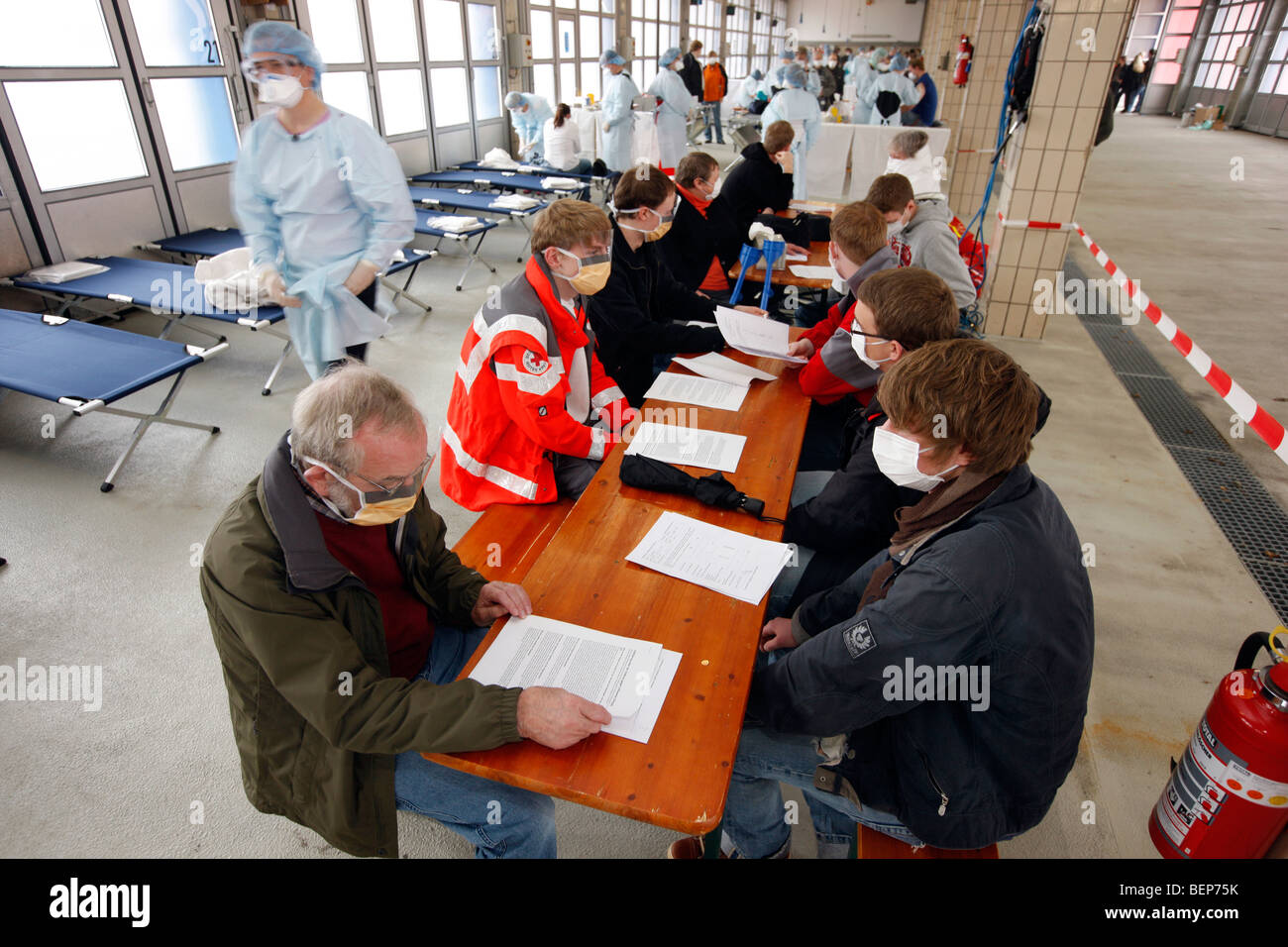 Esercizio di una squadra di vigili del fuoco, la vaccinazione di massa di persone contro un virus, una pandemia di esercizio, Essen, Germania. Foto Stock