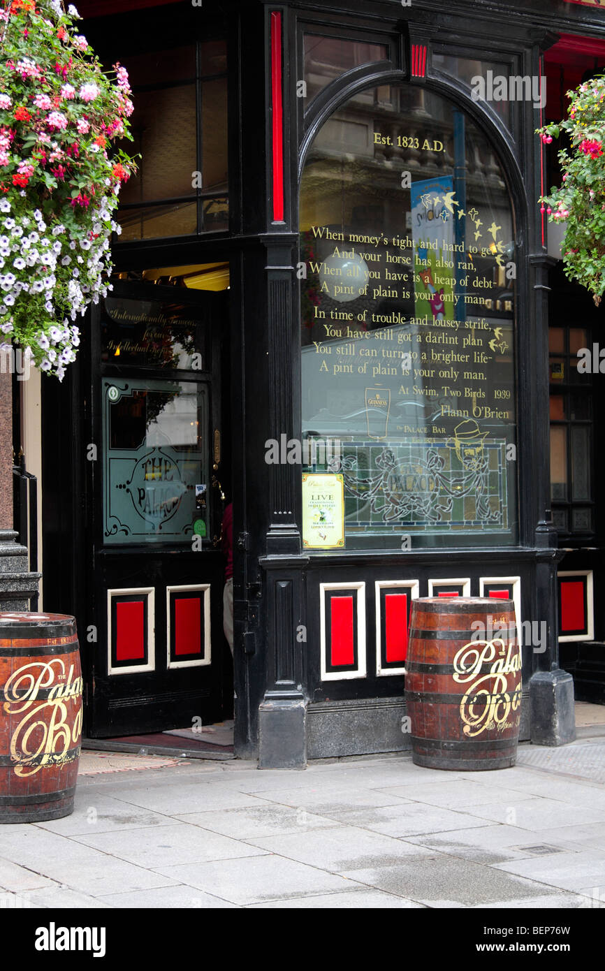 Il Palace Bar sul Fleet Street nel centro di Dublino Irlanda Foto Stock