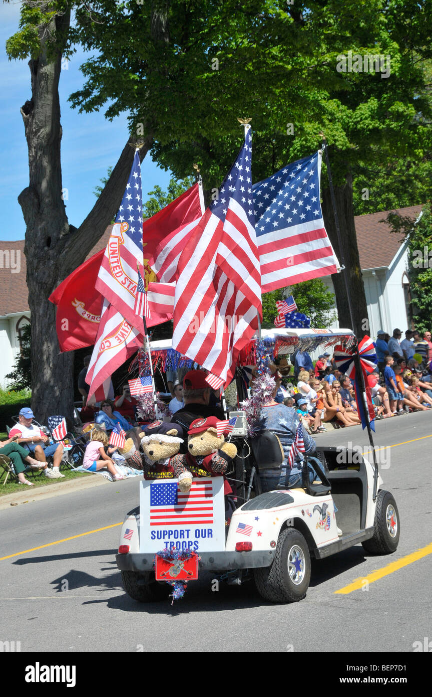 Veterani nel golf carts in parata patriottica Foto Stock