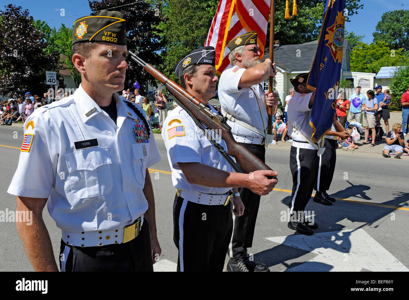 Uniformata veterani marciare in parata Guardia d'onore con bandiere Foto Stock