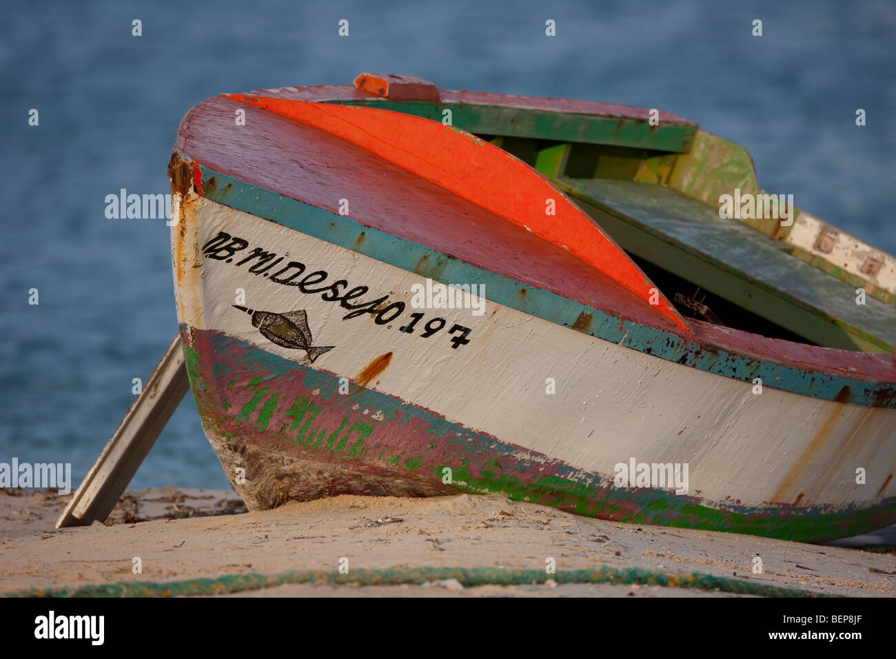 Colorate barche da pesca spiaggiata accanto alla baia di Lac, Bonaire, Antille olandesi. Foto Stock