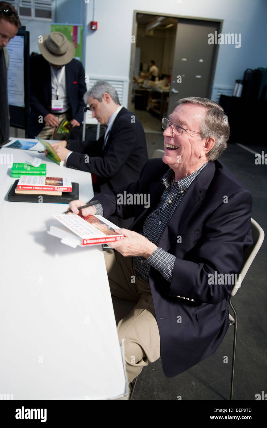 Ray Anderson (in primo piano) e Andrew Winston firmare i loro libri a West Coast conferenza verde. Stati Uniti Foto Stock
